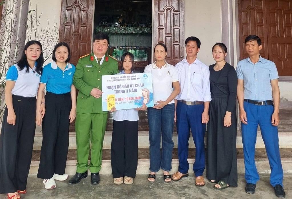 Công an xã Quỳnh Văn nhận đỡ đầu con nuôi Công an xã