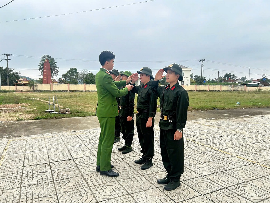 Tập huấn điều lệnh, rèn bản lĩnh cho các công dân thực hiện nghĩa vụ Công an nhân dân