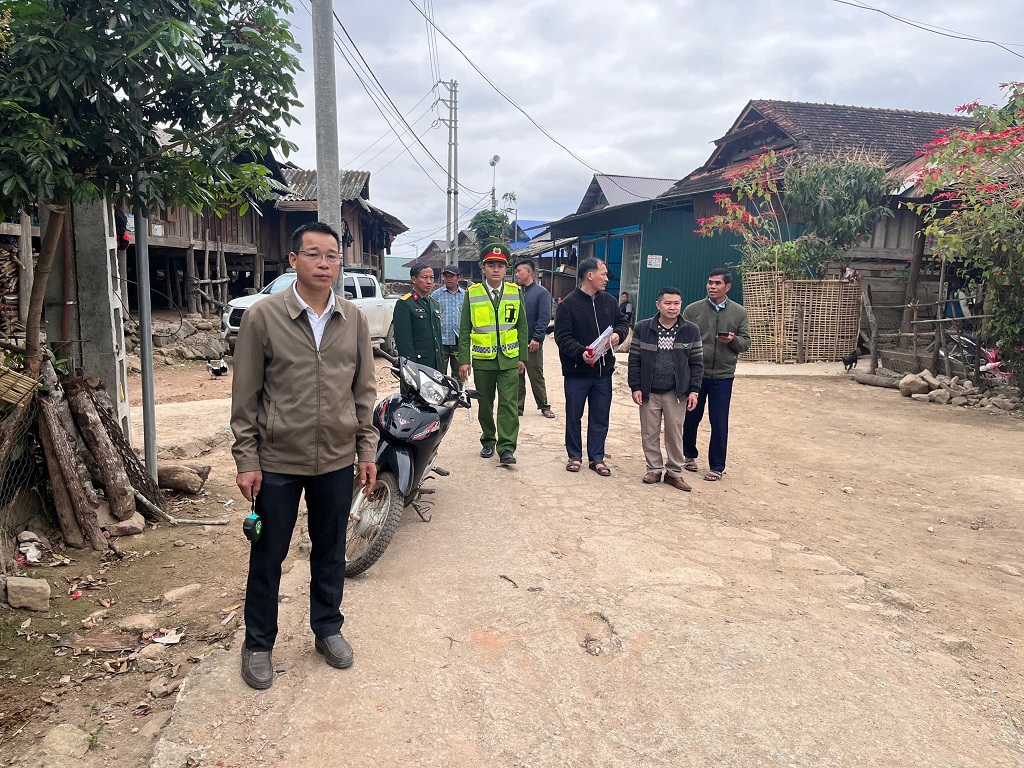 Công an xã Keng Đu ra quân giải tỏa hành lang ATGT