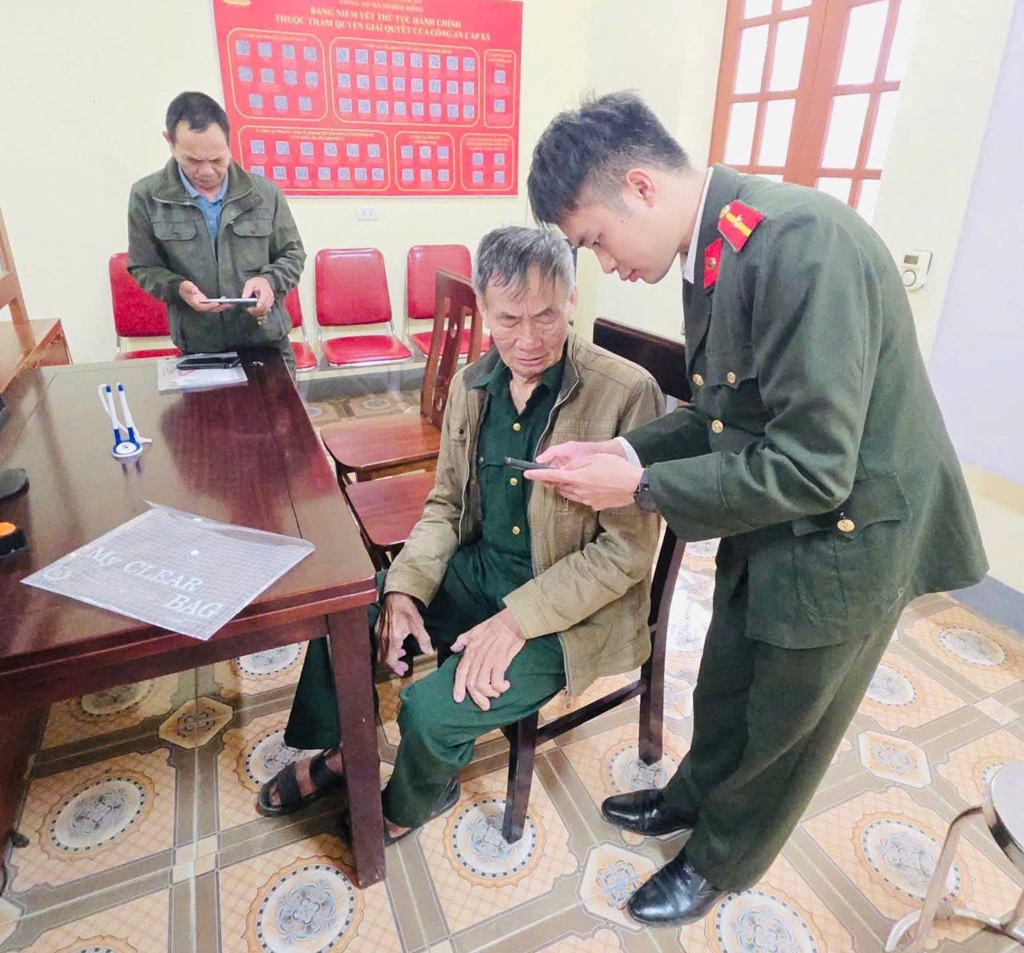 Công an xã Nghĩa Đồng hướng dẫn, hỗ trợ người dân thực hiện thủ tục trên Cổng dịch vụ công trực tuyến