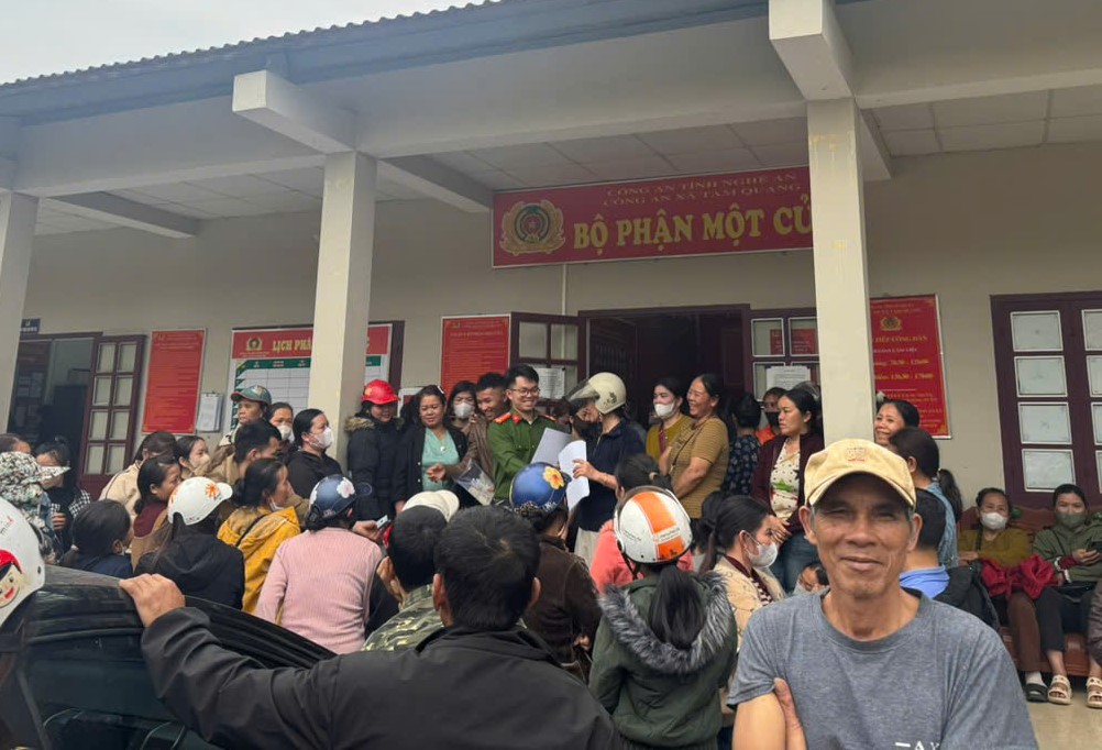 Công an xã Tam Quang hỗ trợ người dân hoàn thiện thủ tục hưởng chính sách
