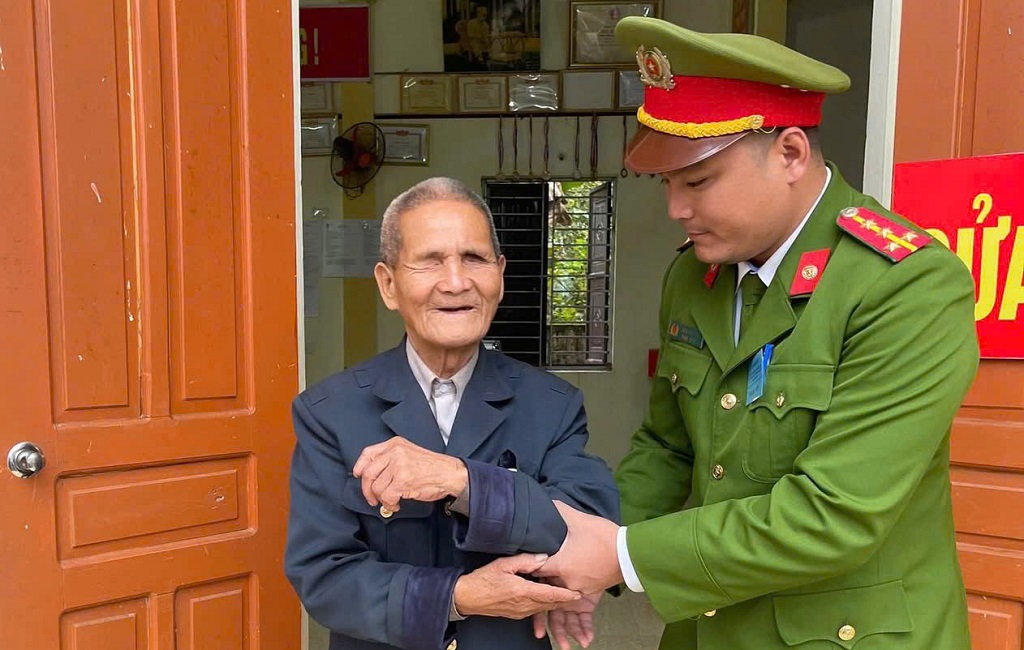 Hỗ trợ người dân tham gia bầu cử