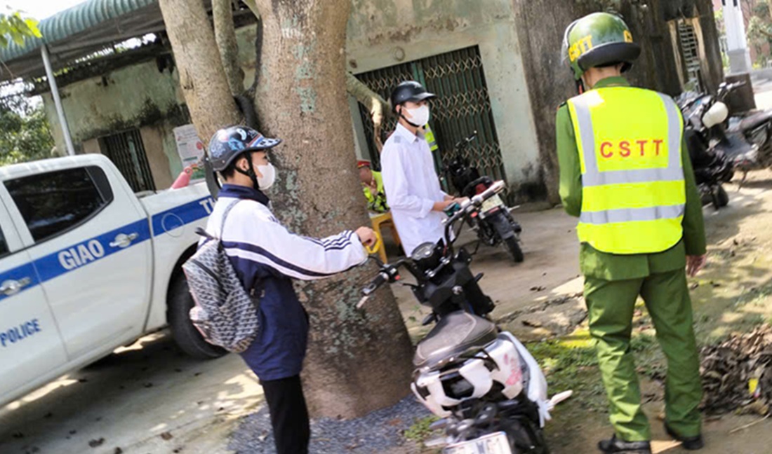 Công an xã Văn Kiều phối hợp tuần tra kiểm soát, xử lý vi phạm trật tự an toàn giao thông
