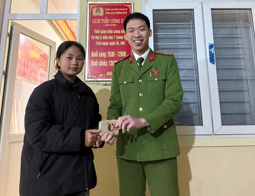 Công an xã Mường Lống giúp người dân tìm lại tài sản bị rơi