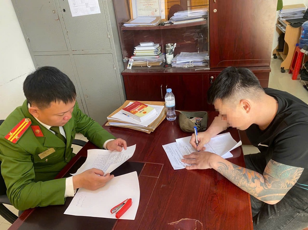 Công an phường Vinh Phú cưỡng chế đối tượng cản trở lực lượng thi hành công vụ