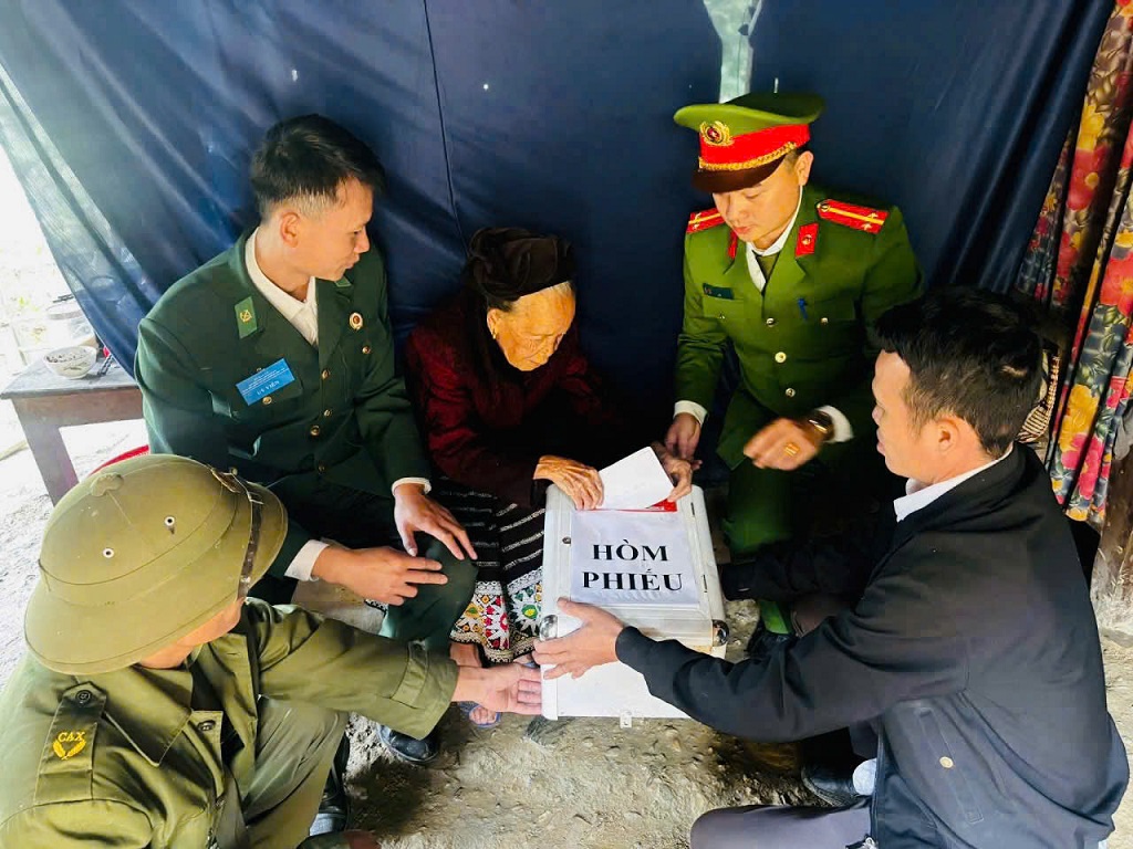 Công an xã Chiêu Lưu hỗ trợ, giúp đỡ người cao tuổi tham gia bầu cử