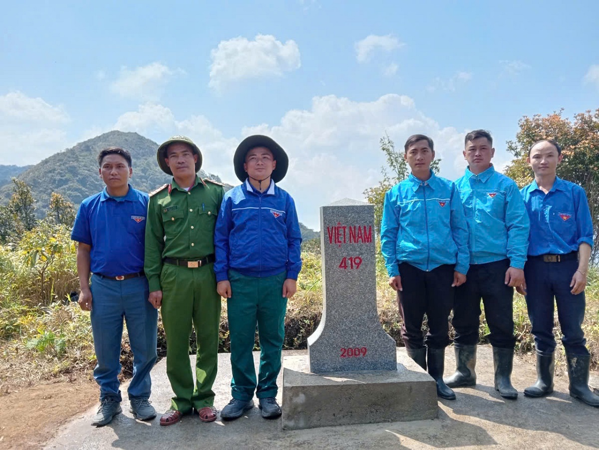 Công an xã Na Ngoi phối hợp tuần tra bảo vệ đường biên, cột mốc