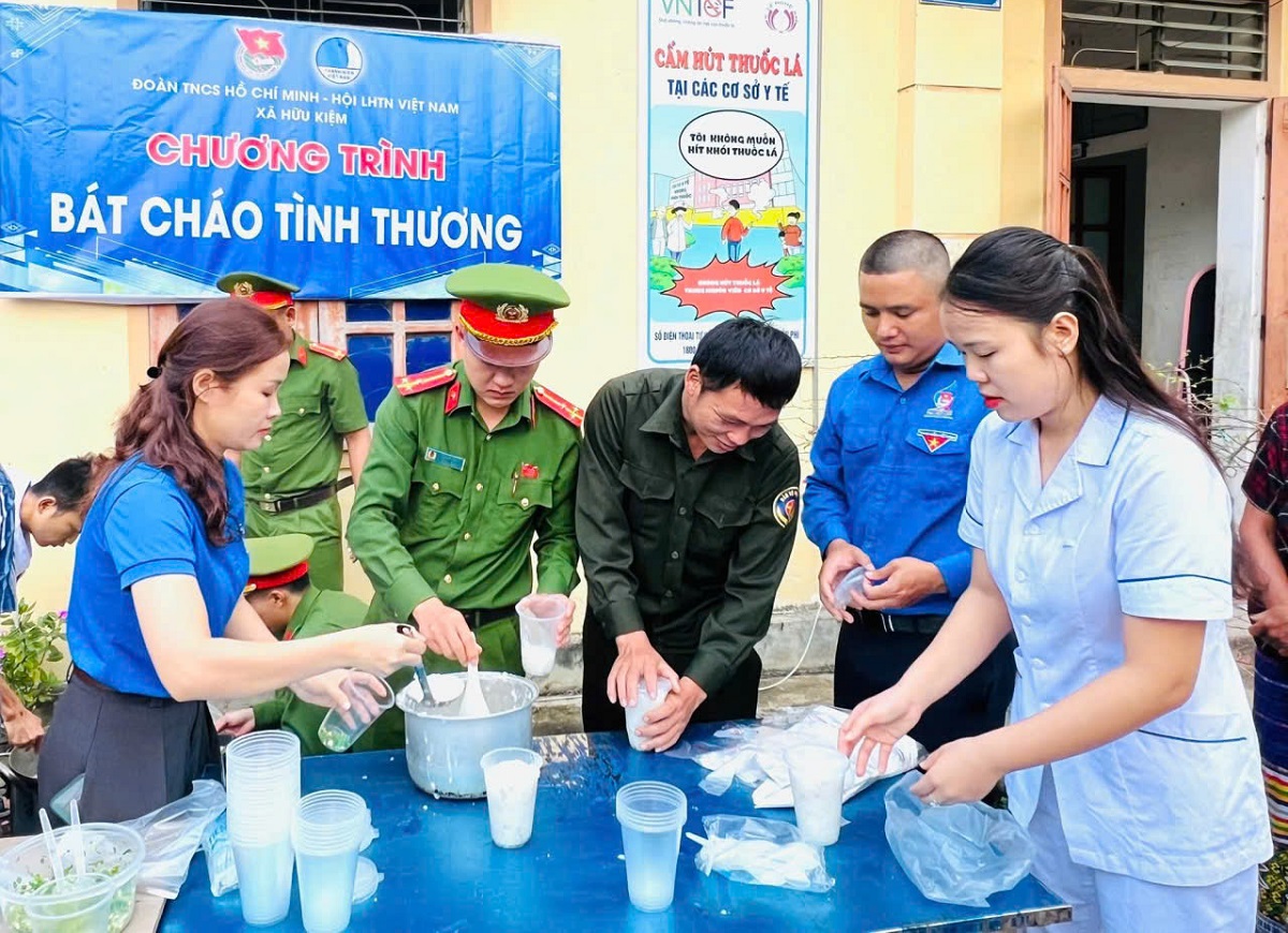 Công an xã Hữu Kiệm tổ chức chương trình bát cháo tình thương nhân dịp 26/3