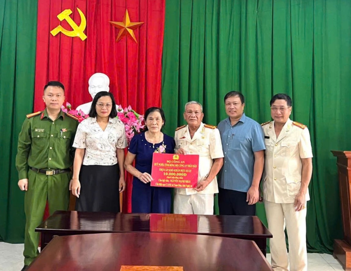 Chi hội cựu Công an nhân dân xã Nam Đàn trao 