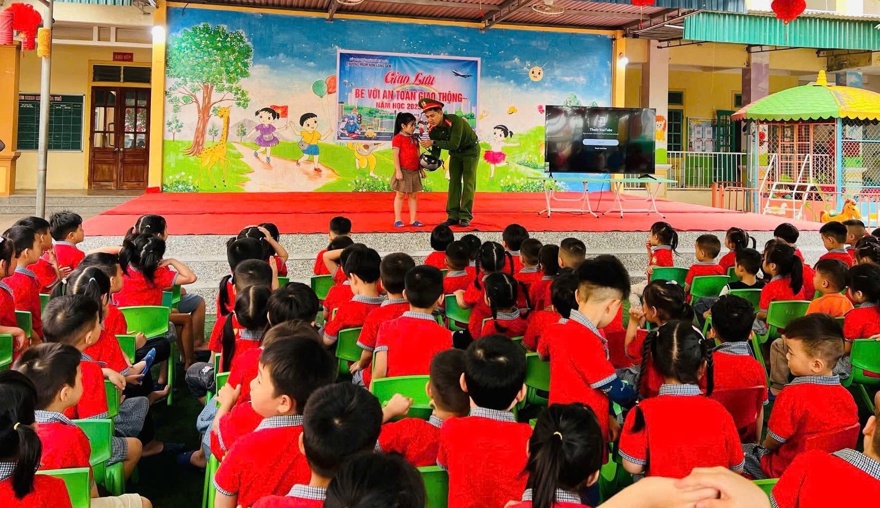 Công an xã Kim Liên tuyên truyền giáo dục pháp luật về an toàn giao thông cho học sinh