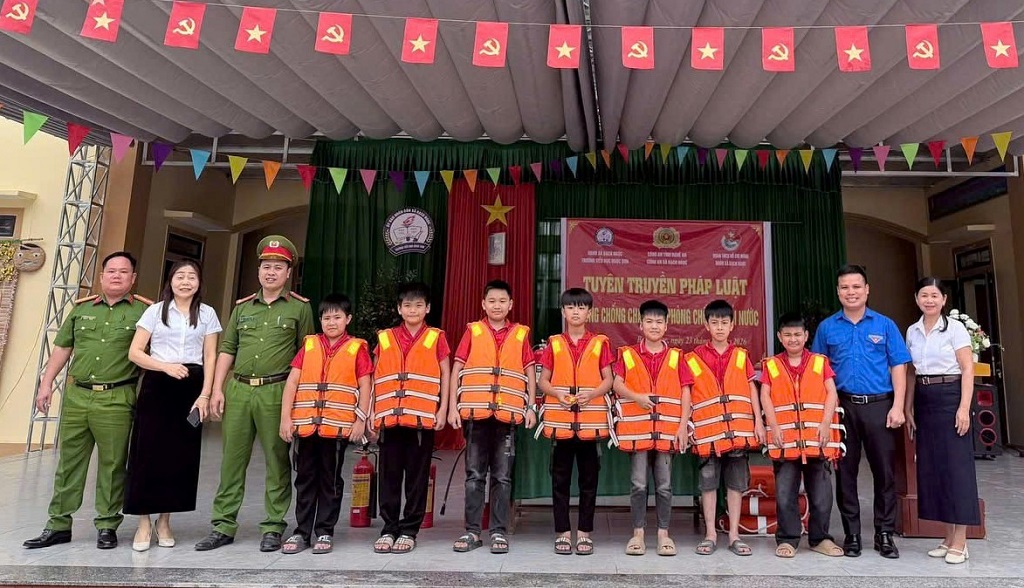 Công an xã Bạch Ngọc tuyên truyền, phổ biến pháp luật tại Trường THCS Bạch Ngọc