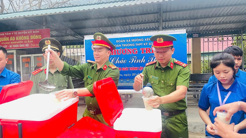 Công an xã Mường Xén và Đoàn Thanh niên Trường THPT Kỳ Sơn tổ chức chương trình 