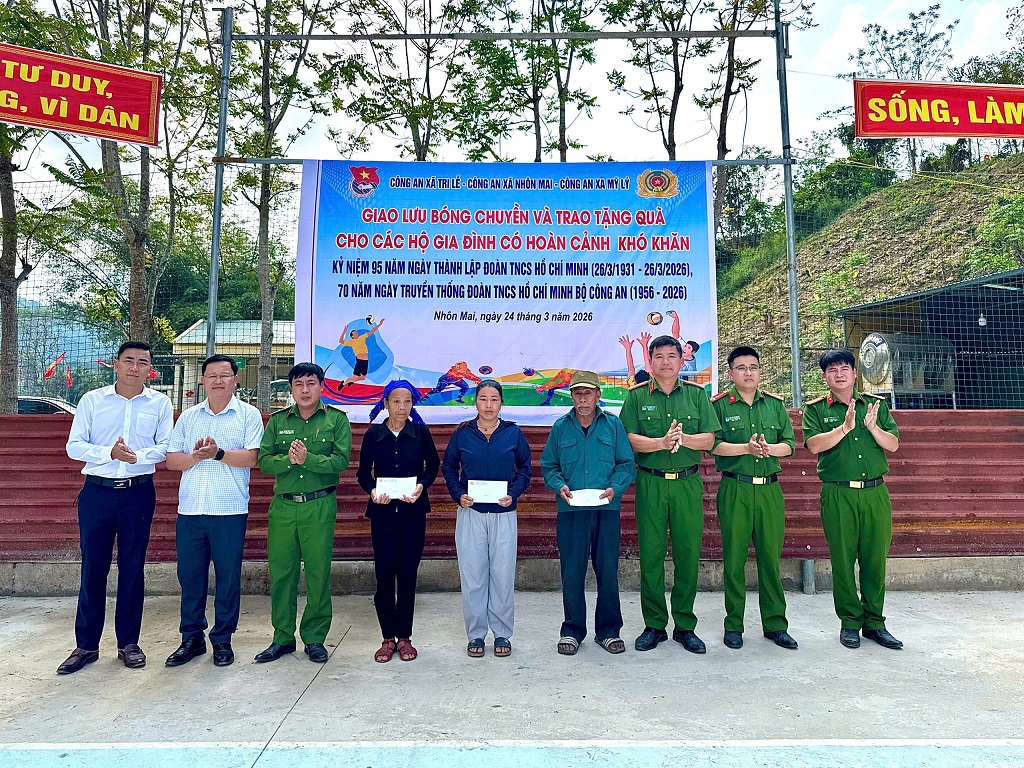 Công an xã Nhôn Mai giao lưu bóng chuyền và trao quà tặng gia đình khó khăn