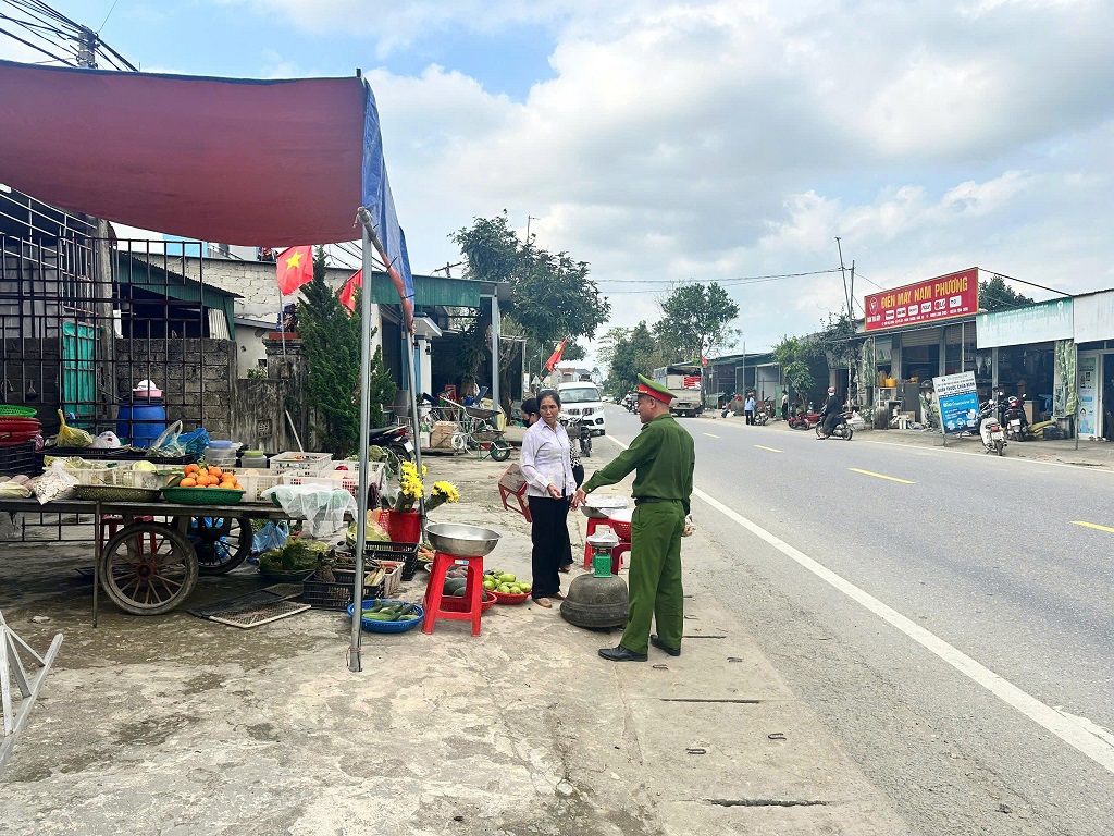 Công an xã Kim Bảng kiểm tra việc bảo đảm trật tự an toàn giao thông trước Lễ khởi công Trường Nội trú Liên cấp