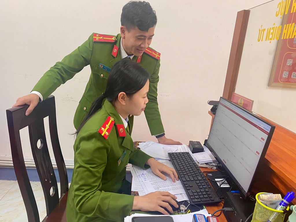 Công an 02 xã: Châu Khê, Đức Châu làm sạch dữ liệu dân cư phục vụ công tác bầu cử