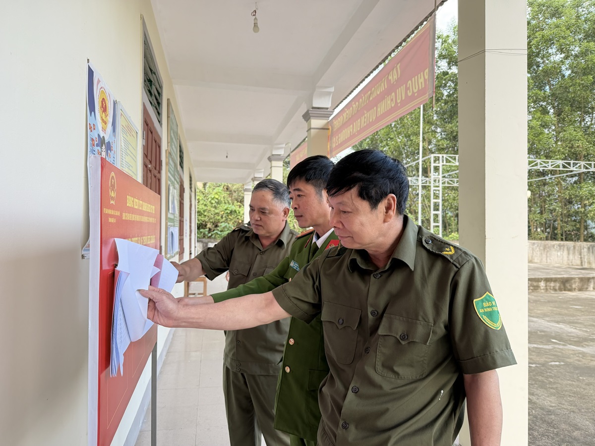 Công khai danh sách cử tri tại khu dân cư để Nhân dân thuận tiện theo dõi, kiểm tra thông tin