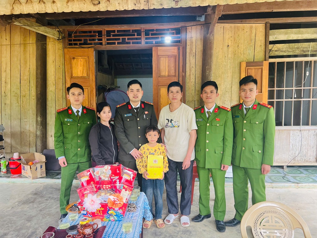 Công an xã Châu Bình thăm, tặng quà em Lô Thị Nhật Linh