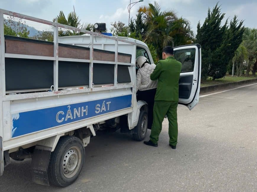 Công an xã Nghĩa Đàn hỗ trợ, giúp đỡ người dân gặp sự cố giao thông