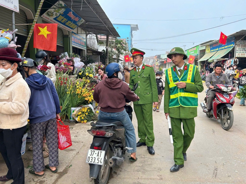 Quá trình thực hiện, Công an xã kết hợp tuyên truyền, vận động người dân nâng cao ý thức chấp hành pháp luật về trật tự an toàn giao thông