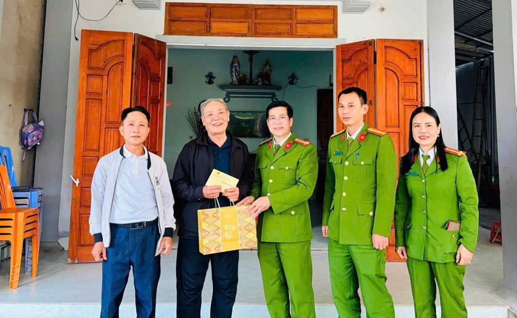 Công an xã Đông Lộc tặng quà, động viên gia đình tiếp tục tích cực lao động sản xuất, phát triển kinh tế