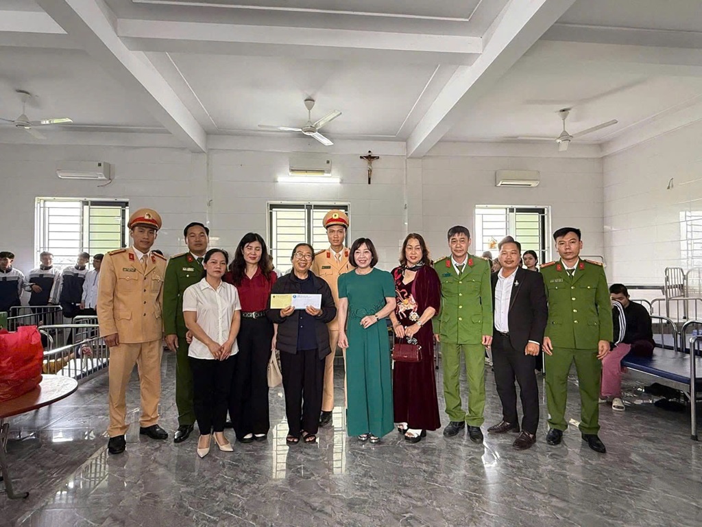 Công an xã Nghi Lộc phối hợp Tổ địa bàn Nghi Lộc và Trường THPT Hà Huy Tập thăm, tặng quà trẻ em khuyết tật