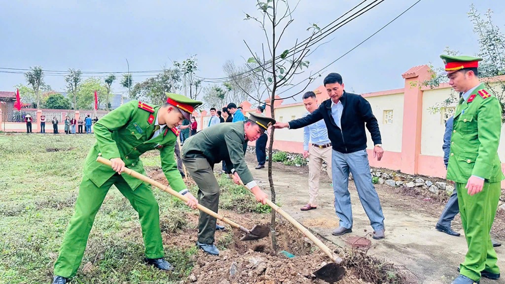 Công an xã Nghĩa Khánh trồng và chăm sóc 100 cây xanh trên tuyến đường vào Khu di tích Hang Rú Ấm