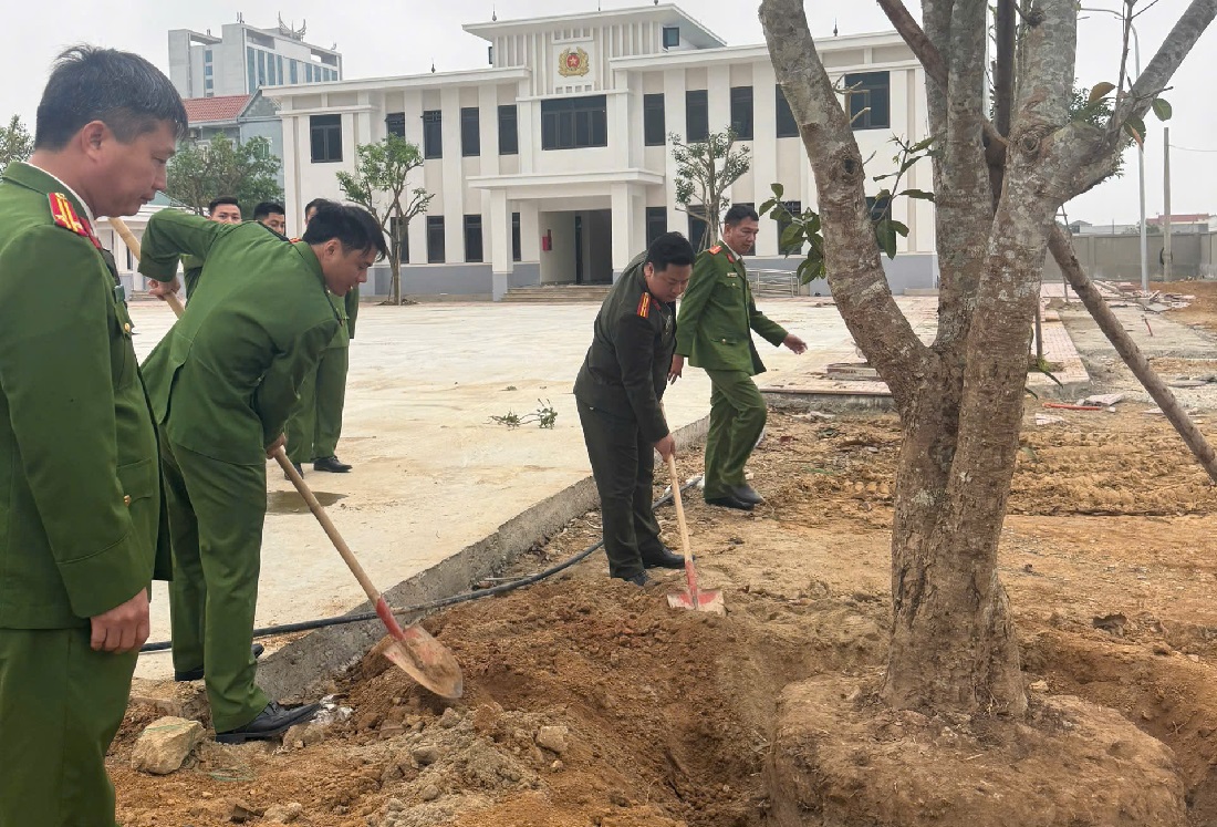 Công an phường Hoàng Mai trồng cây xanh trong khuôn viên trụ sở