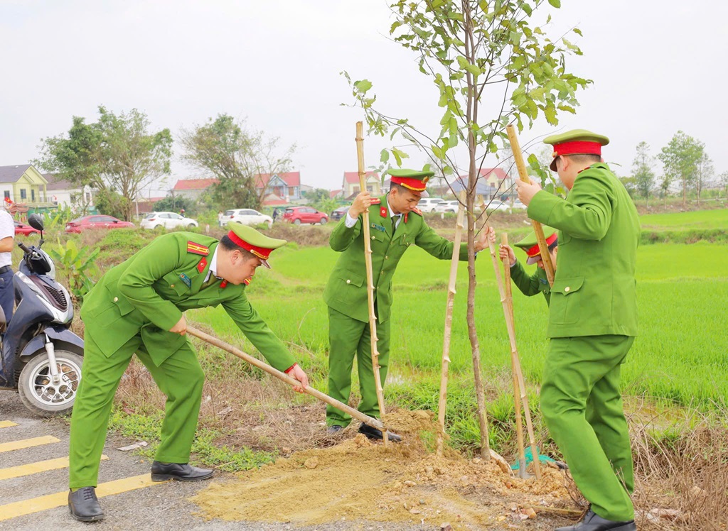 Công an xã Hưng Nguyên phối hợp ban, ngành, đoàn thể và Nhân dân trồng 800 cây xanh 