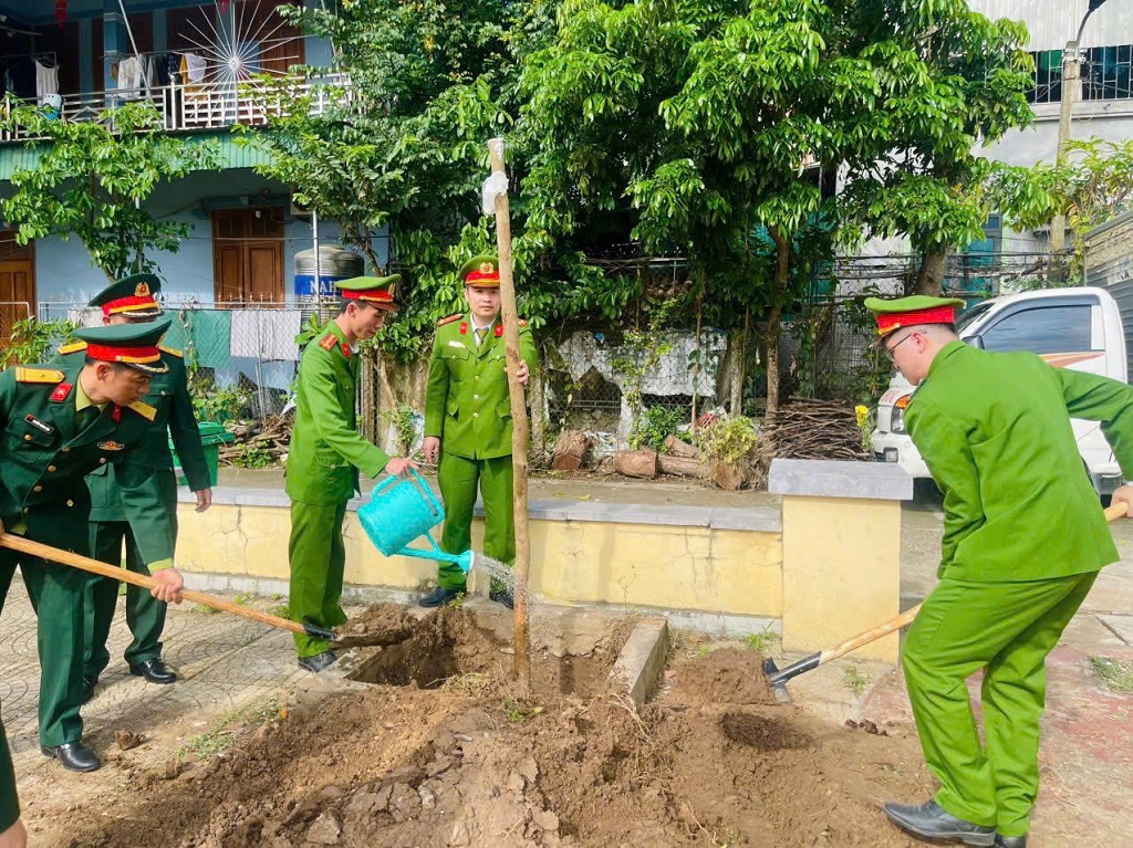 Công an xã Tương Dương hưởng ứng chương trình Tết trồng cây