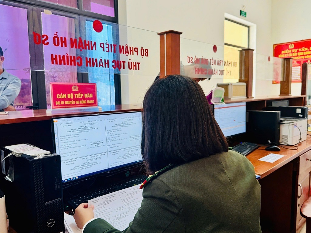 Công an xã Thiên Nhẫn rà soát, in thẻ cử tri phục vụ bầu cử