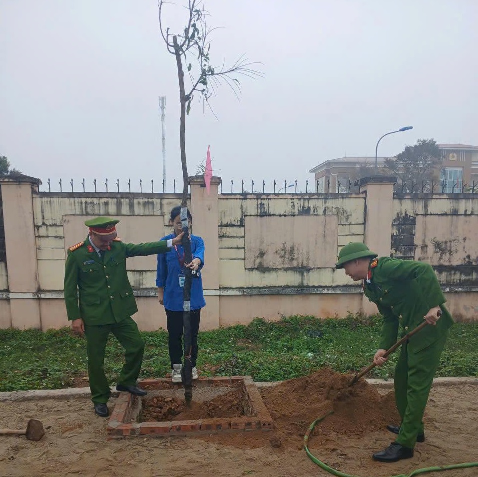 Công an phường Thái Hòa hưởng ứng  “Tết trồng cây đời đời nhớ ơn Bác Hồ”