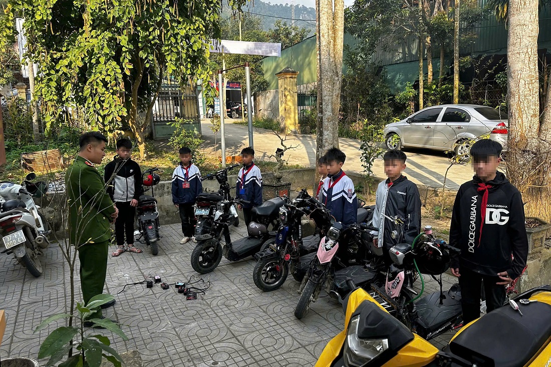 Kết hợp tuyên truyền đến học sinh