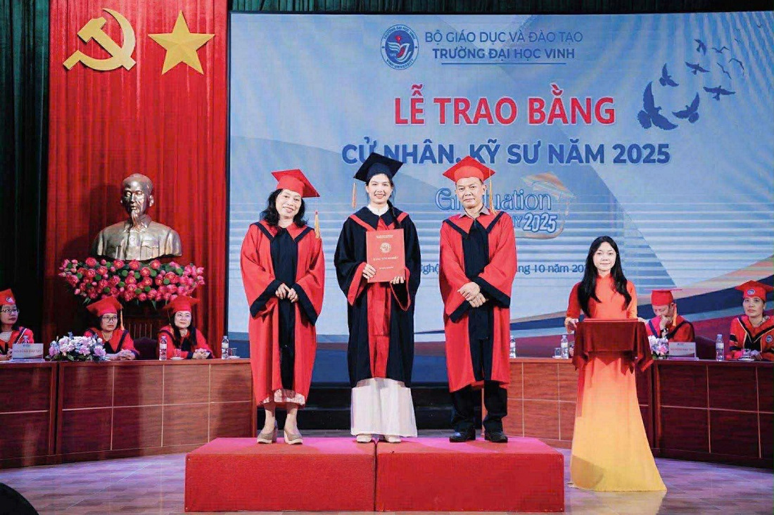 Em Bùi Thị Quỳnh (đứng giữa) vừa tốt nghiệp Đại học Vinh và viết đơn tình nguyện tham gia nghĩa vụ Công an nhân dân