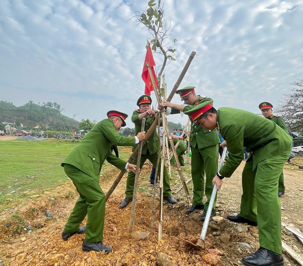 Cán bộ, chiến sĩ Công an xã Bích Hào tích cực tham gia trồng cây