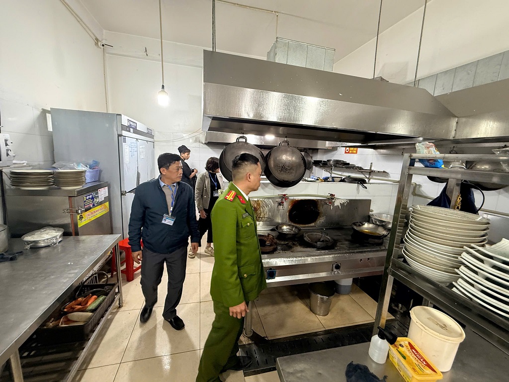 Công an phường Vinh Hưng phối hợp với ban, ngành kiểm tra định kỳ và đột xuất đối với cơ sở sản xuất, kinh doanh thực phẩm, quán ăn, cửa hàng tạp hóa, điểm kinh doanh dịch vụ ăn uống cũng như cơ sở có nguy cơ gây ô nhiễm môi trường