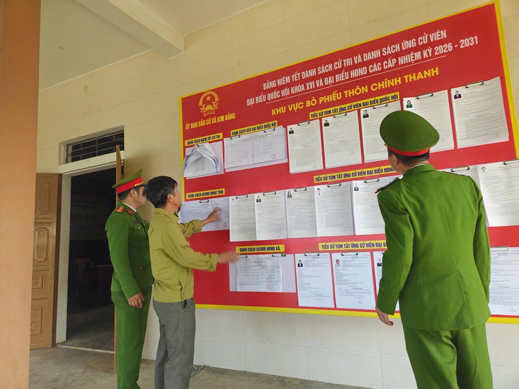 Công an xã Kim Bảng tăng cường kiểm tra việc niêm yết danh sách, phục vụ bầu cử