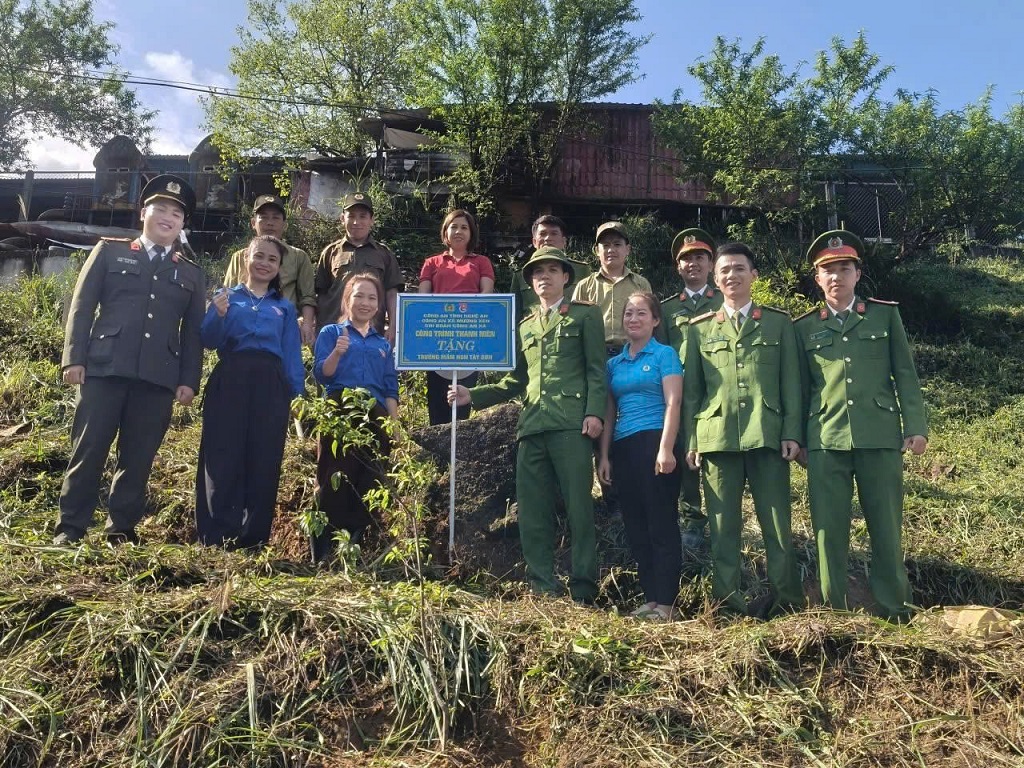Chi đoàn Công an xã Mường Xén trồng và chăm sóc 30 cây mận trong khuôn viên Trường Mầm non Tây Sơn