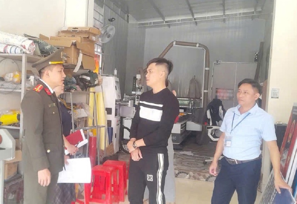  Công an xã Tam Đồng phối hợp Phòng Văn hóa - xã hội xã kiểm tra hoạt động karaoke và in ấn