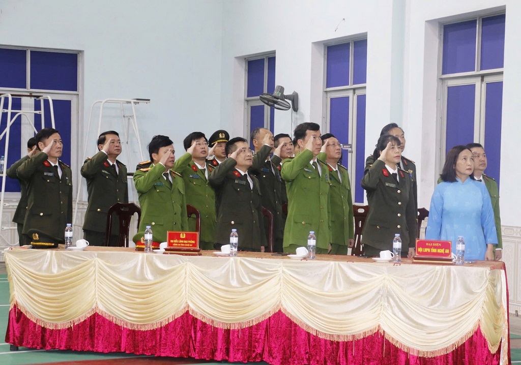 Đại biểu thực hiện nghi thức chào cờ