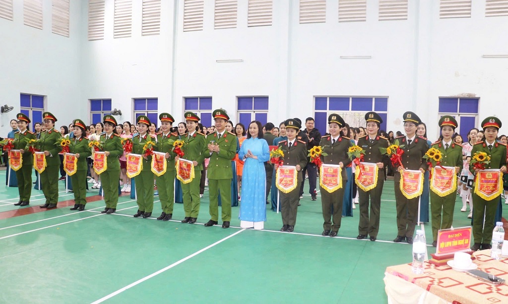 Đồng chí Thượng tá Phạm Thành Long, Ủy viên Ban Thường vụ Đảng ủy, Phó Giám đốc Công an tỉnh tặng Cờ lưu niệm cho các đội