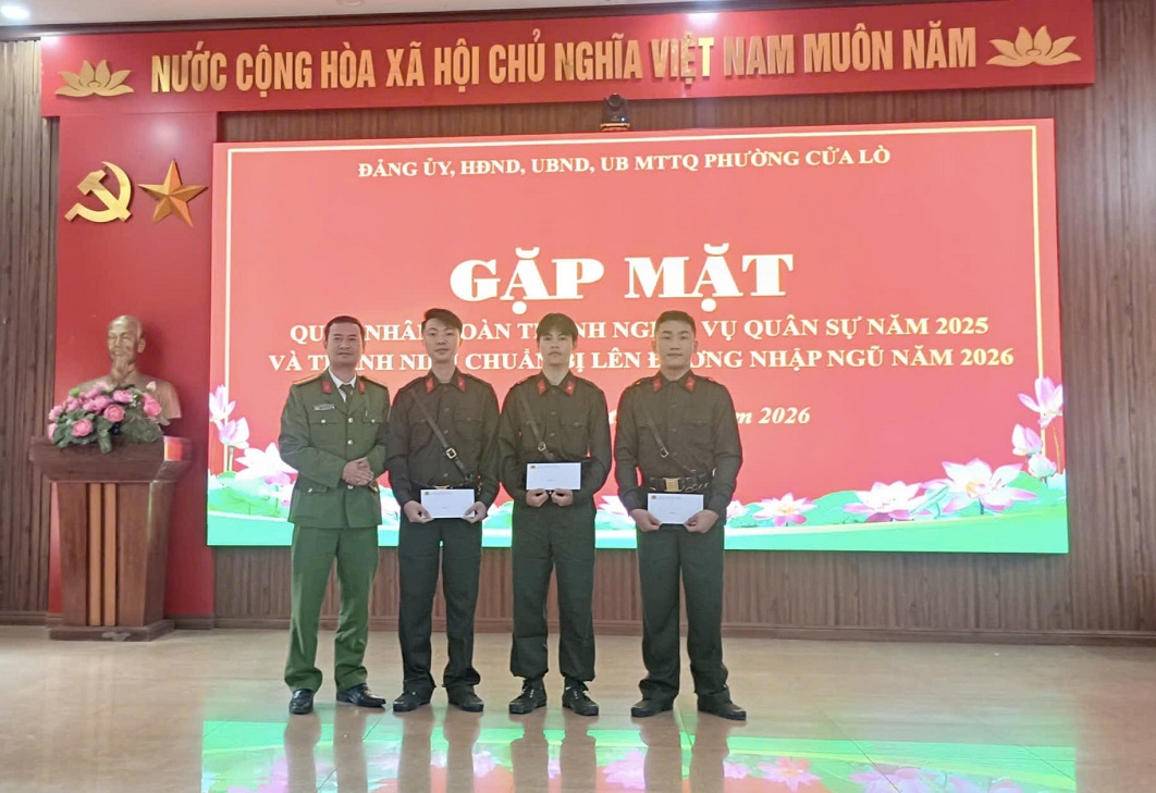 Công an phường Cửa Lò trao quà tặng công dân chuẩn bị lên đường thực hiện nghĩa vụ tham gia CAND năm 2026