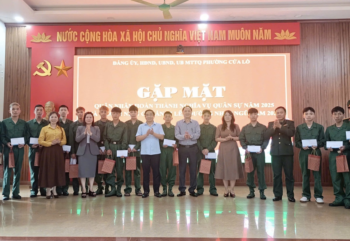 Cấp ủy, chính quyền phường Cửa Lò trao quà tặng công dân chuẩn bị lên đường nhập ngũ năm 2026