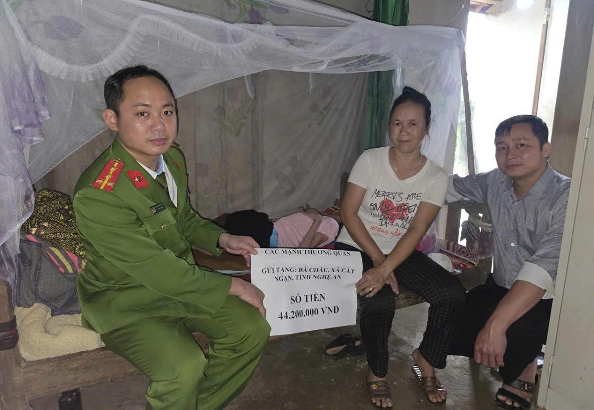 Công an xã Cát Ngạn trao tiền hỗ trợ gia đình có hoàn cảnh khó khăn