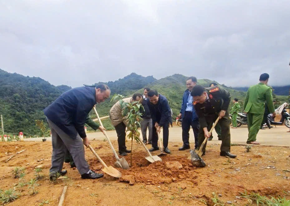 Công an xã hưởng ứng Tết trồng cây - đời đời nhớ ơn Bác Hồ