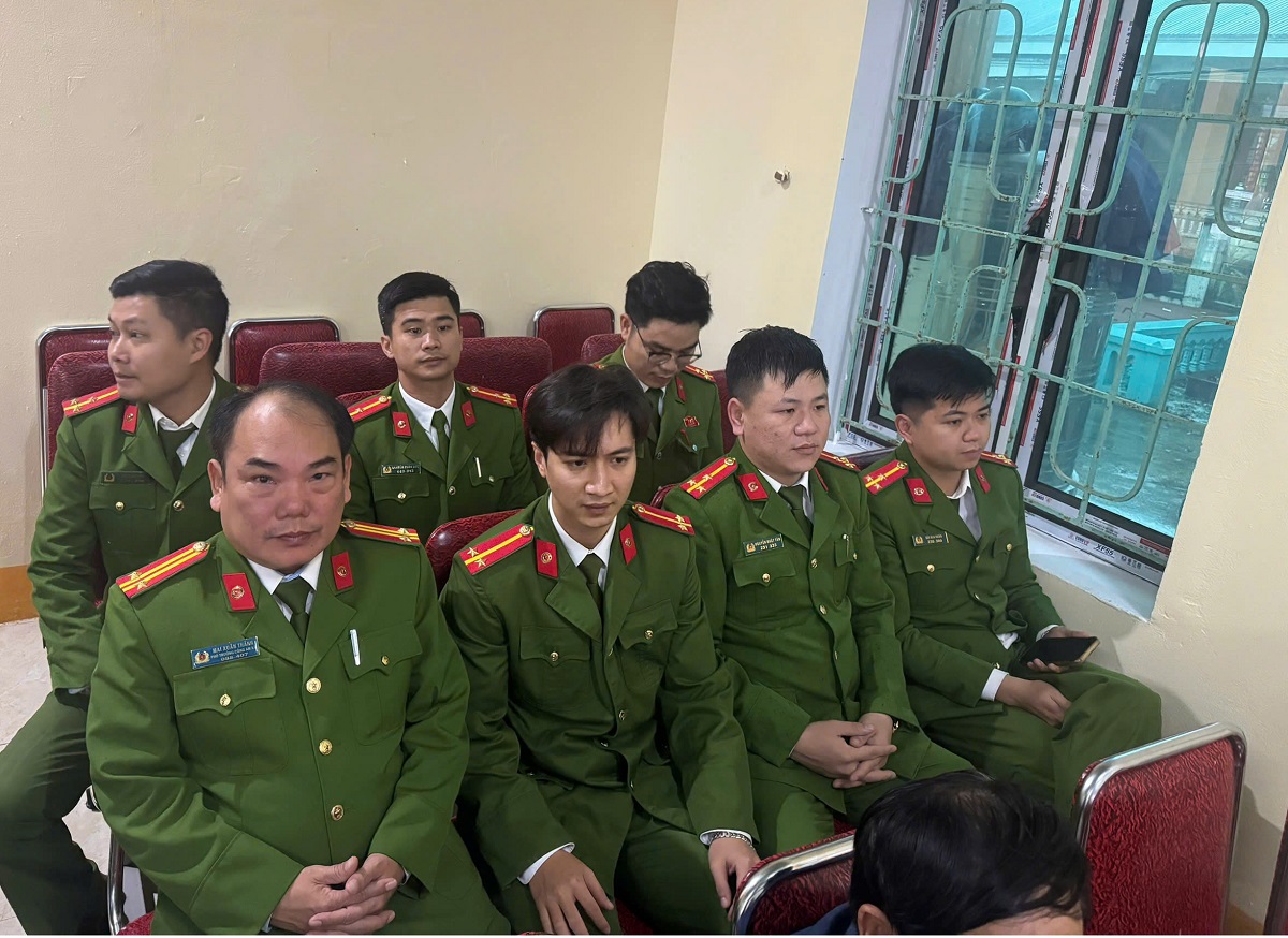 Cán bộ, chiến sĩ Công an xã Xuân Lâm tham gia học tập Nghị quyết