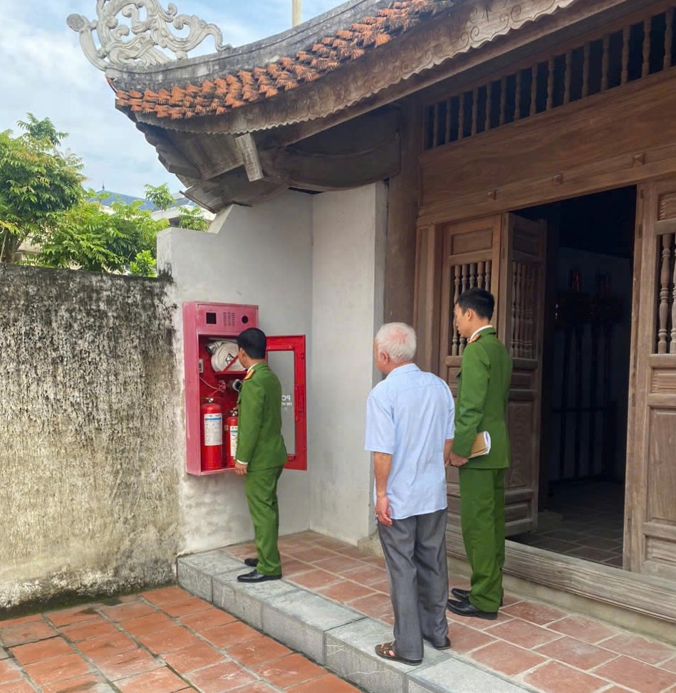 Công an xã Vạn An kiểm tra bảo đảm ANTT, PCCC phục vụ Lễ hội Vua Mai Hắc Đế