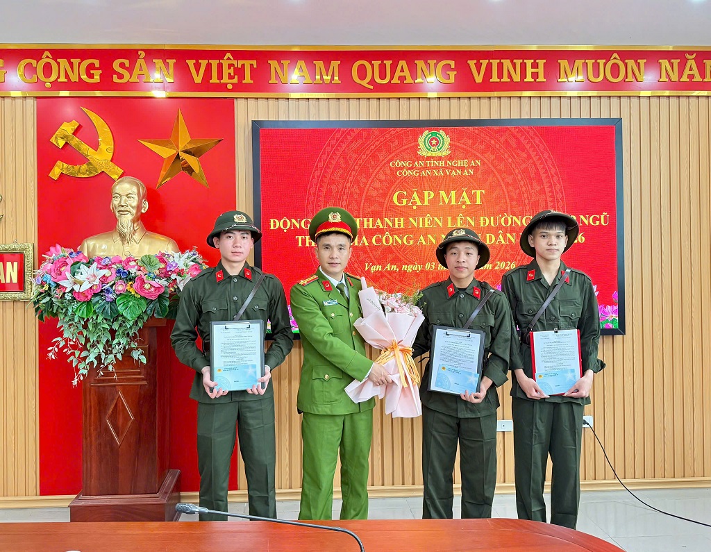 Công an xã Vạn An gặp mặt, động viên thanh niên lên đường nhập ngũ tham gia CAND