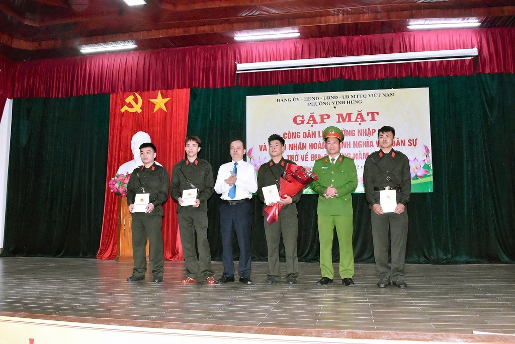 UBND phường Vinh Hưng và Công an phường trao quà tặng công dân tham gia nghĩa vụ CAND năm 2026