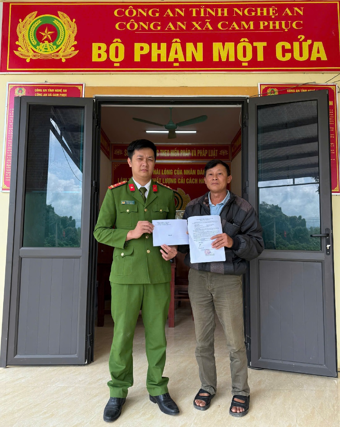 Công an trao trả số tiền chuyển khoản nhầm cho anh Đinh Viết Hải