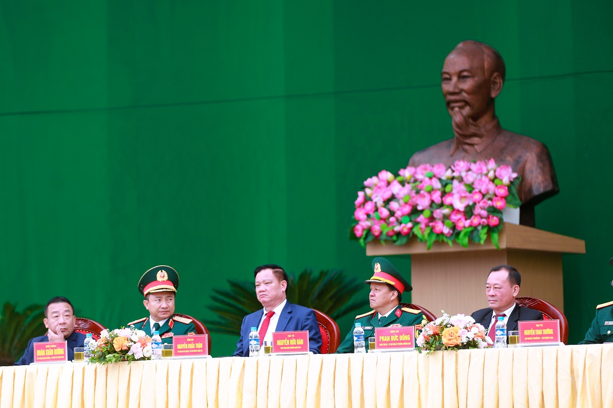 Đồng chí Thiếu tướng Đoàn Xuân Bường, Ủy viên BCH TW Đảng, Chính ủy Quân khu 4; đồng chí Nguyễn Khắc Thận, Ủy viên BCH TW Đảng, Bí thư Tỉnh ủy và các đại biểu dự Lễ